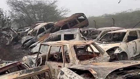 രാത്രിയിലുണ്ടായ തീപിടിത്തത്തില് കത്തിനശിച്ച വാഹനങ്ങള്