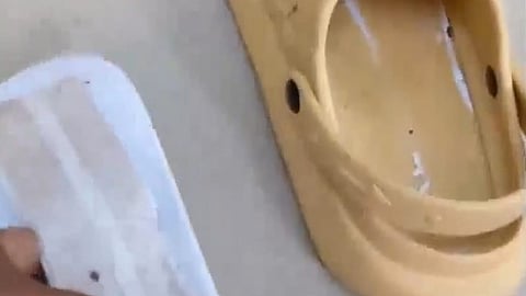 ചെരിപ്പിനുള്ളിൽ സ്വർണം ഒളിപ്പിച്ച നിലയിൽ