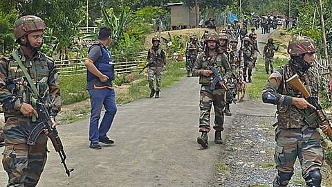 സുരക്ഷാ ഉദ്യോഗസ്ഥർ പരിശോധന നടത്തുന്നു