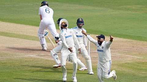 രണ്ടാം ഇന്നിങ്സില് ഇംഗ്ലണ്ടിന്റെ ആദ്യവിക്കറ്റ് നേടിയ ഇന്ത്യയുടെ ആഹ്ലാദം