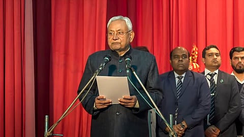 നിതീഷ് കുമാർ സത്യപ്രതിജ്ഞ ചെയ്യുന്നു