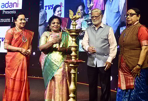 26-ാമത് ദേവി അവാർഡ് ദാന ചടങ്ങ് തെലങ്കാന ഗവർണർ ഡോ തമിഴിസൈ സൗന്ദരരാജൻ ദീപം തെളിയിച്ച് ഉദ്ഘാടനം ചെയ്യുന്നു. ടിഎൻഐഇ സിഇഒ ലക്ഷ്മി മേനോൻ, എഡിറ്റോറിയൽ ഡയറക്ടർ പ്രഭു ചൗള, എഡിറ്റർ സാന്ത്വാന ഭട്ടാചാര്യ എന്നിവർ  സമീപം.