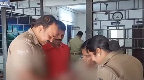 സ്റ്റേഷനില് കുഞ്ഞിനെ പരിപാലിക്കുന്ന പൊലീസുകാര്