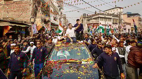 പ്രവർത്തകരെ രാഹുൽ അഭിവാദ്യം ചെയ്യുന്നു