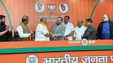 ഡല്ഹിയില് നടന്ന ചടങ്ങില് പി സി ജോര്ജ് ബിജെപി അംഗത്വം സ്വീകരിക്കുന്നു