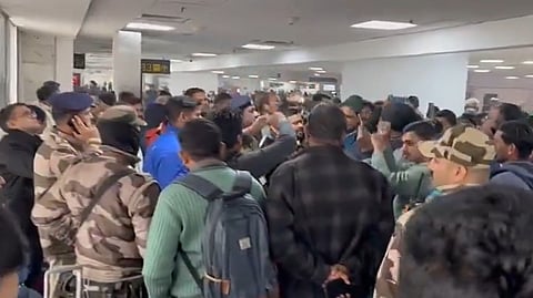 ഇന്ഡിഗോ വിമാനം വൈകിയതില് ഡല്ഹി വിമാനത്താവളത്തില് യാത്രക്കാരുടെ പ്രതിഷേധം
