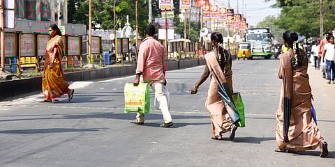 റോഡിലൂടെ ശ്രദ്ധിച്ചാണ് നടക്കുന്നതെന്ന് കാല്നടയാത്രക്കാര് ഉറപ്പാക്കണം