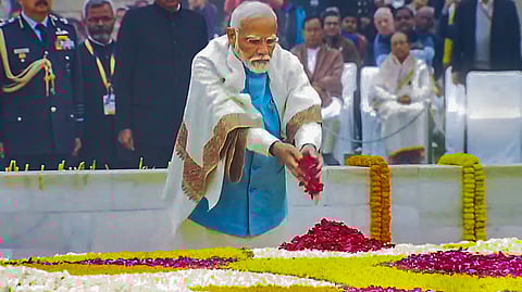 രാജ്ഘട്ടില് പ്രധാനമന്ത്രി നരേന്ദ്രമോദി പുഷ്പാര്ച്ചന നടത്തുന്നു