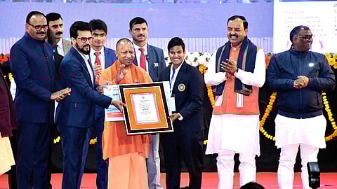 ഇന്ത്യന് വനിതാ ക്രിക്കറ്റ് ഓള് റൗണ്ടര് ദീപ്തി ശര്മ മുഖ്യമന്ത്രി യോഗി ആദിത്യനാഥിനൊപ്പം