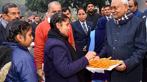 ബിഹാര് മുഖ്യമന്ത്രി നിതീഷ് കുമാര് റിപ്പബ്ലിക് ദിന ആഘോഷത്തിനിടെ വിദ്യാര്ഥികള്ക്കൊപ്പം