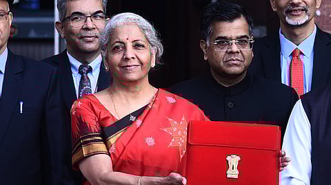 ബജറ്റ് പേപ്പറുമായി നിർമല സീതാരാമൻ