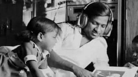 കുട്ടിയായ ഭവതാരിണിക്കൊപ്പം ഇളയരാജ