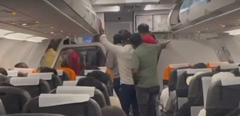 എയര് ഇന്ത്യ വിമാനത്തില് യാത്രക്കാര് പ്രതിഷേധിക്കുന്നു