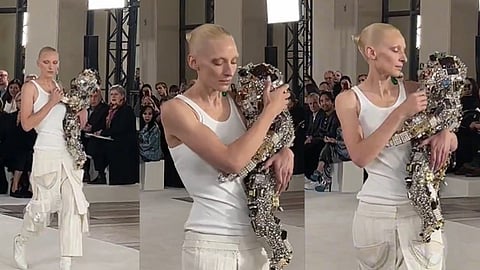 പാരിസ് ഫാഷൻ വീക്കില് കുഞ്ഞ് റോബോട്ടുമായി മോഡല്