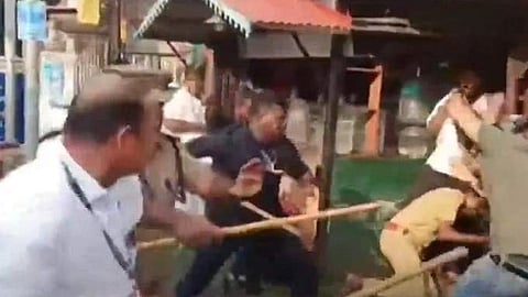 ആലപ്പുഴയില് മുഖ്യമന്ത്രിയുടെ ഗണ്മാന് യൂത്ത് കോണ്ഗ്രസ് പ്രവര്ത്തകരെ മർദ്ദിക്കുന്നു