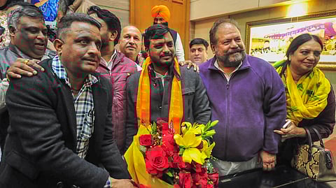 മേയർ തെരഞ്ഞെടുപ്പിൽ വിജയിച്ച മനോജ് സോങ്കറെ ബിജെപി അനുമോദിക്കുന്നു