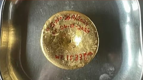 വിമാനത്താവളത്തിലെ ശുചിമുറിയില് നിന്നും പിടികൂടിയ സ്വര്ണം