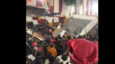 ക്ഷേത്രത്തിലെ സ്റ്റേജ് തകർന്നനിലയിൽ