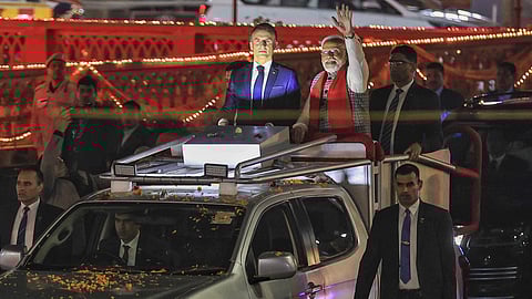 മാക്രോണും മോദിയും റോഡ് ഷോയിൽ