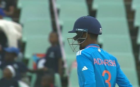 ആദര്ശ് സിങ് ബാറ്റ് ചെയ്യുന്നു