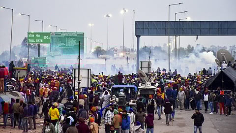ശംഭു അതിർത്തിയിൽ പൊലീസ് സമരക്കാർക്ക് നേരെ കണ്ണീർവാതകം പ്രയോഗിച്ചപ്പോൾ