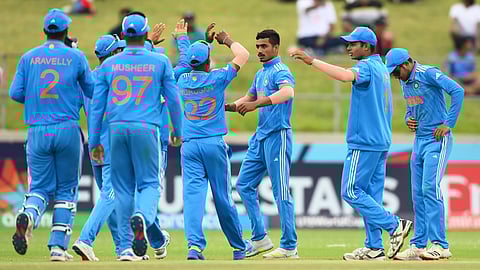 വിക്കറ്റ് നേട്ടമാഘോഷിക്കുന്ന ഇന്ത്യന് ടീം