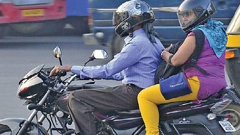 'ചിന് സ്ട്രാപ്പ് ശരിയായി ധരിക്കുക. സുരക്ഷിതരായിരിക്കുക'