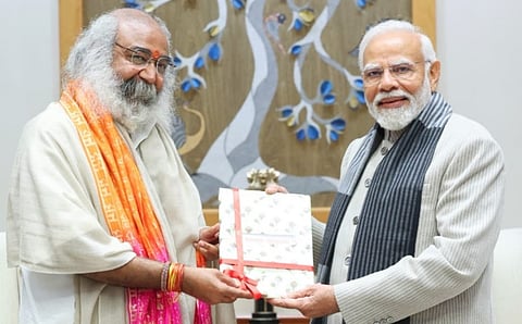 അചാര്യ പ്രമോദ് നരേന്ദ്രമോദിക്കൊപ്പം