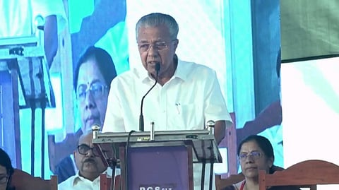 വിദ്യാര്ഥികളുമായി മുഖ്യമന്ത്രി സംവദിക്കുന്നു