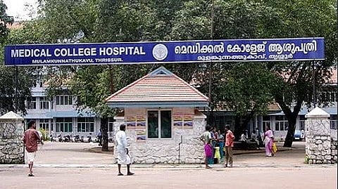 തൃശൂര് ഗവ. മെഡിക്കല് കോളജ് ആശുപത്രിയില് യുവാവിന്റെ ആക്രമത്തില് ആശുപത്രി ജീവനക്കാരി