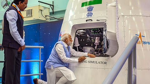 വിക്രം സാരാഭായ് ബഹിരാകാശ കേന്ദ്രം സന്ദർശിച്ച പ്രധാനമന്ത്രി നരേന്ദ്ര മോദി ഐഎസ്ആർഒ ചെയർമാൻ എസ് സോമനാഥിനൊപ്പം