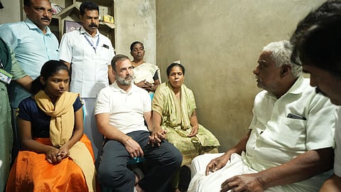 അജീഷിന്റെ കുടുംബത്തെ വീട്ടിലെത്തിയ രാഹുല് ആശ്വസിപ്പിക്കുന്നു