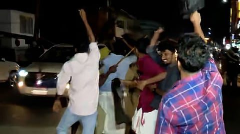 ഗവര്ണറെ കരിങ്കൊടി കാണിച്ച് എസ്എഫ്ഐ പ്രവര്ത്തകര്