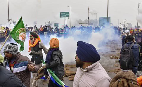 ശംഭു അതിര്ത്തിയില് കര്ഷകസമരത്തിന് നേര്ക്ക് ടിയര് ഗ്യാസ് പൊട്ടിച്ചപ്പോള്