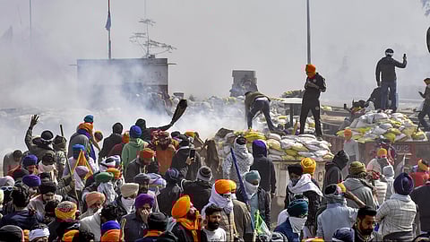 ശംഭു അതിർത്തിയിൽ കർഷകർക്ക് നേരെ പൊലീസ് ടിയർ ഗ്യാസ് പ്രയോഗിച്ചപ്പോൾ