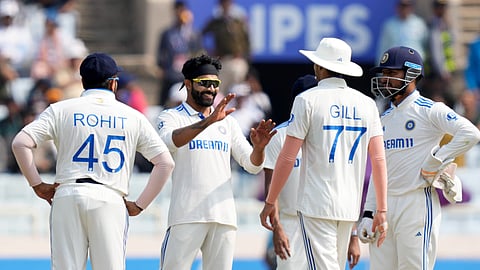 വിക്കറ്റ് നേട്ടം സഹ താരങ്ങള്ക്കൊപ്പം ആഘോഷിക്കുന്ന ജഡേജ