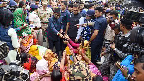 പശ്ചിമ ബംഗാള് ഗവര്ണര് സി വി ആനന്ദ ബോസ് നോര്ത്ത് 24 പര്ഗാനാസ് ജില്ലയിലെ സന്ദേശ്ഖാലി ബ്ലോക്കില് വനിതാ പ്രതിഷേധക്കാര്ക്കും മറ്റുള്ളവര്ക്കുമൊപ്പം