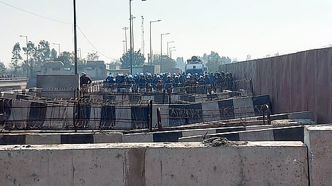 അതിർത്തികളിൽ അർധസൈനികരെ വിന്യസിച്ചപ്പോൾ