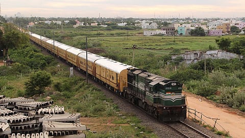 ചരക്ക് ലോറി റെയില്വേ ട്രാക്കിലേക്ക് മറിഞ്ഞ് അപകടം