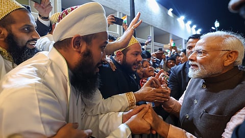 ദോഹയിലെത്തിയ നരേന്ദ്രമോദിയെ വരവേല്ക്കുന്ന പ്രവാസികള്