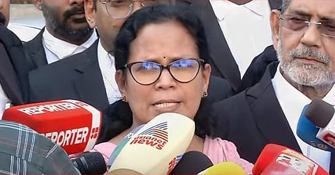 ടിപി ചന്ദ്രശേഖരന് വധക്കേസില് ഹൈക്കോടതി വിധിക്ക് പിന്നാലെ കെകെ രമ മാധ്യമങ്ങളെ കാണുന്നു