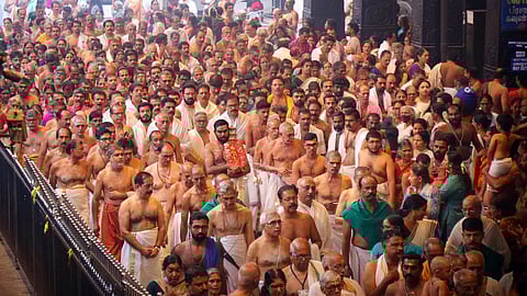 ഗുരുവായൂരപ്പൻ്റെ സ്വർണ തിടമ്പുമായി കീഴ്ശാന്തി പ്രദക്ഷിണം പൂർത്തിയാക്കുന്നു