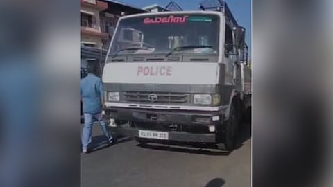 പൊലീസ് ലോറി സ്കൂട്ടറിൽ ഇടിച്ച് അപകടം