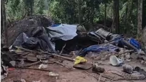 മണികണ്ഠന് ചാലിൽ കാട്ടാനക്കൂട്ടം വീട് തകർത്ത നിലയിൽ