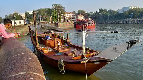 മുംബൈയിൽ കസ്റ്റഡിയിലെടുത്ത ബോട്ട്