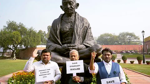 ഗാന്ധി പ്രതിമക്ക് മുന്നില് പ്രതിഷേധിക്കുന്ന എംപിമാര്