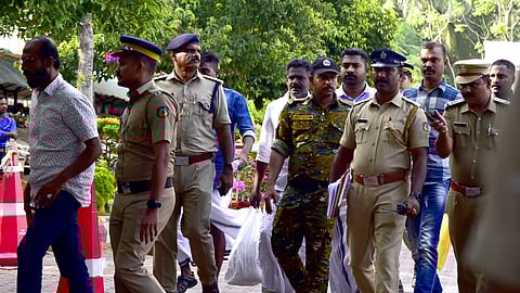 ടിപി ചന്ദ്രശേഖരന് വധക്കേസ് പ്രതികളെ കോടതിയില് ഹാജരാക്കിയപ്പോള്