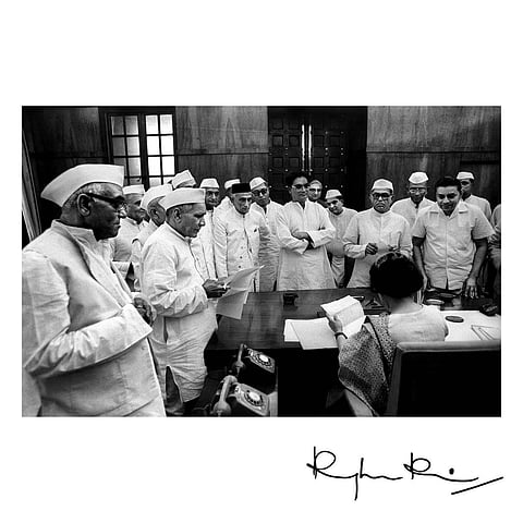 1967ല് പ്രധാനമന്ത്രി സ്ഥാനത്തേക്കെത്തിയ ഇന്ദിരാഗാന്ധി കോണ്ഗ്രസ് പ്രവര്ത്തകരെ കാണുന്നു