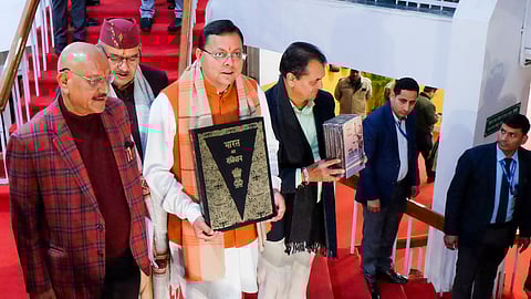 പ്രത്യേക നിയമസഭാ സമ്മേളനത്തിലേക്ക് ഭരണഘടനയുമായി വരുന്ന മുഖ്യമന്ത്രി പുഷ്കര് സിങ് ധാമി