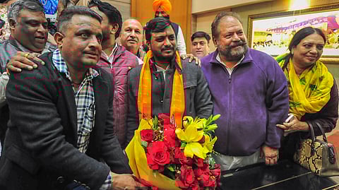 മേയറായി തെരഞ്ഞെടുക്കപ്പെട്ട മനോജ് സോങ്കറിനെ ബിജെപി പ്രവർത്തകർ ആദരിച്ചപ്പോൾ
